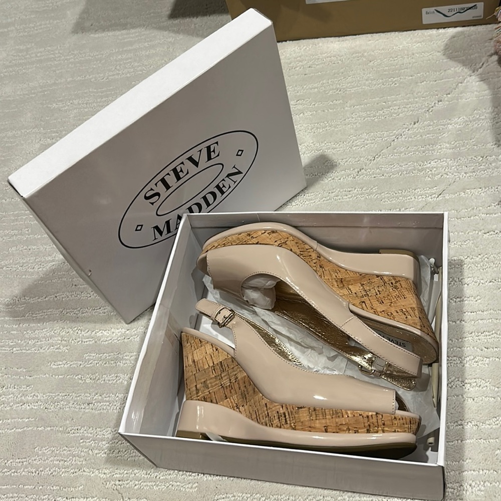 NWT Steve Madden Wedge Heels Size 39 Beige patent leather sling back